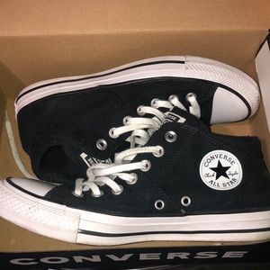 Black and white Hightop converse size 81/2